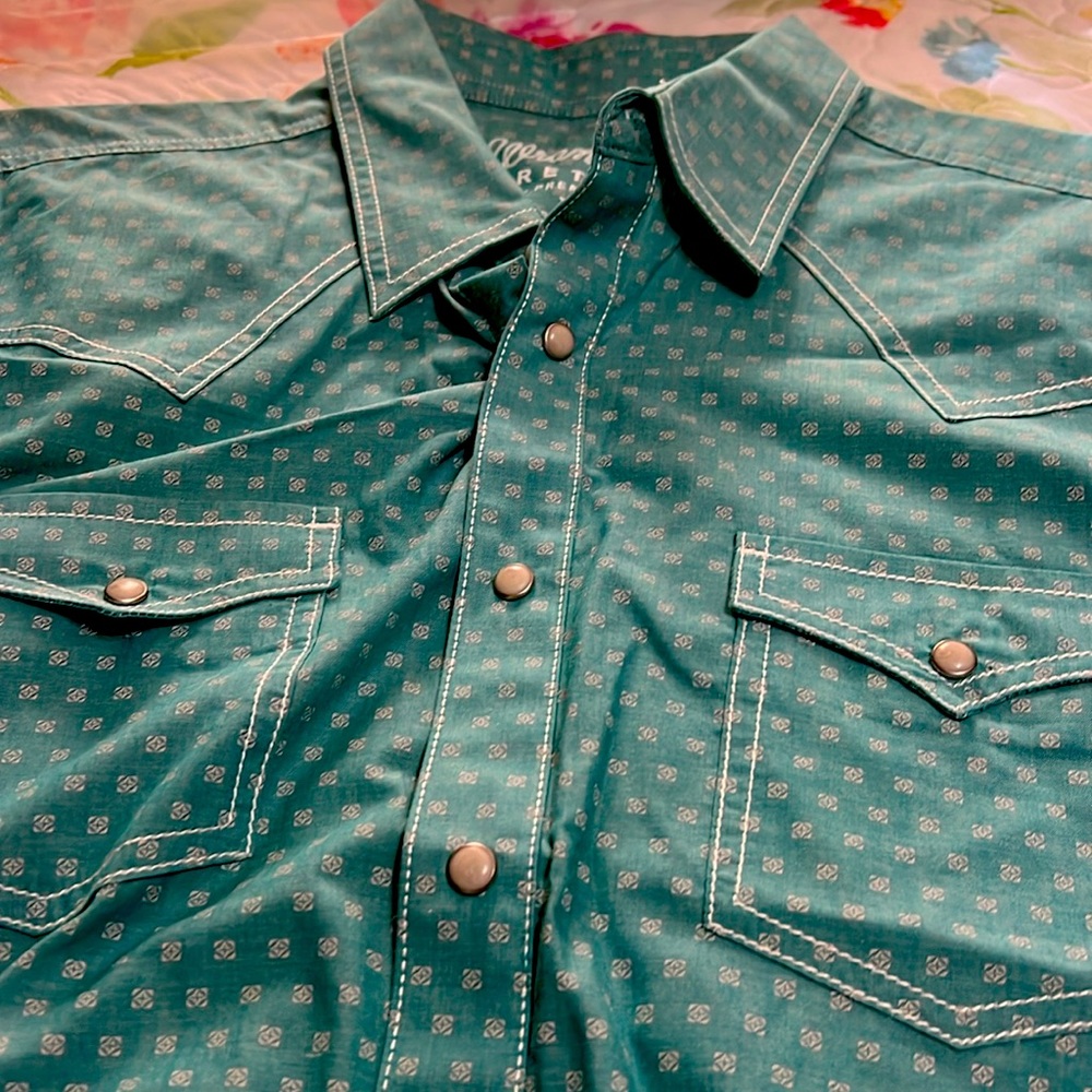 Men’s xl wrangler retro short sleeve shirt.